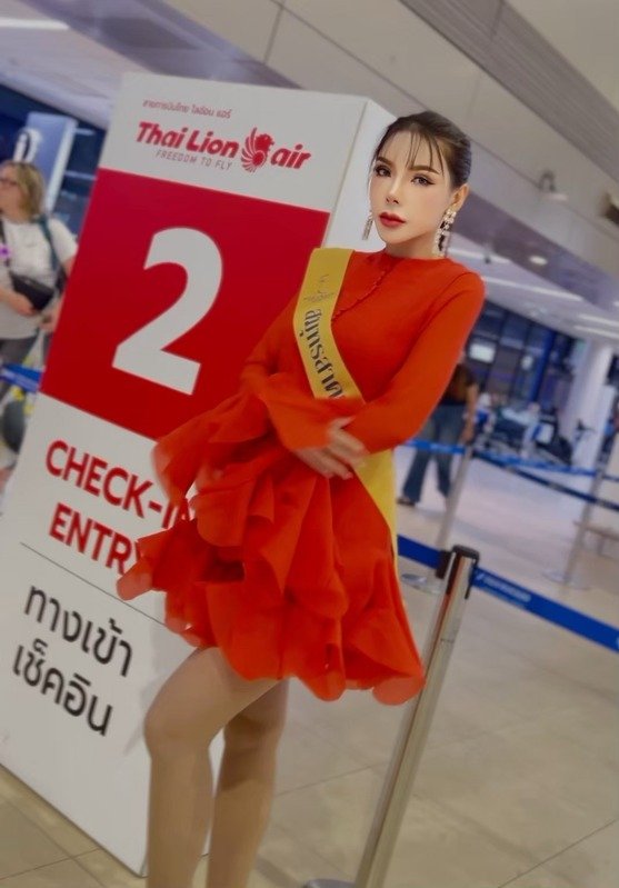 เดรสสั้นสีแดงแขนยาวตกแต่งระบายที่แขนและชายกระโปรง