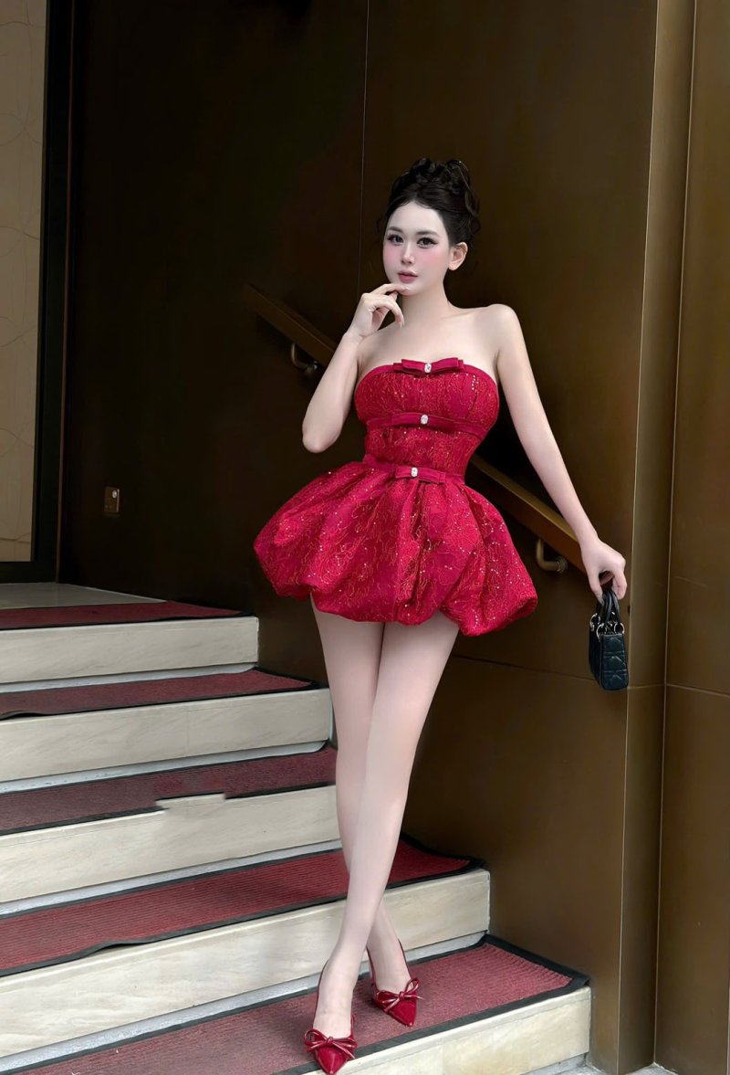 เดรสสั้นสีแดงตกแต่งลูกไม้เกาะอกทรงบอลลูนประดับโบว์และคริสตัล