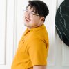 เสื้อโปโลพลัสไซส์ "มีกระเป๋า" สีเหลืองมัสตาร์ด