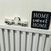 รถไม้และป้ายตกแต่งแนววินเทจ Wooden cars and vintage-style decorative signs.