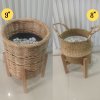 ตะกร้าสานกับขาตั้งไม้ Woven basket with a wooden stand