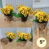 ดอกทานตะวันปลอมดอกไม้ประดิษฐ์สีเหลืองในตะกร้าหวาย Artificial yellow sunflower in a wicker basket.