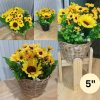 ดอกทานตะวันปลอมดอกไม้ประดิษฐ์สีเหลืองในตะกร้าหวาย Artificial yellow sunflower in a wicker basket.