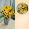 อดอกทานตะวันปลอมประดิษฐ์แจกันแก้ว Artificial sunflowers in a glass vase.