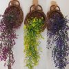 ดอกไม้ปลอมสีสวยในตะกร้าสานแขวนผนัง Beautiful artificial flowers in a woven wall basket.