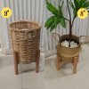ตะกร้าสานกับขาตั้งไม้ Woven basket with a wooden stand