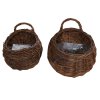 ตะกร้าสานแขวนผนังต้นไม้ปลอมใส่ของใช้ของตกแต่ง Woven wall-mounted basket for holding decorative items and supplies.