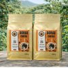 1 กิโลกรัม กาแฟโรบัสต้าบ่ม (Yeast-Fermented Robusta Coffee – Medium Roast) จากบ่อไร่ ตราด โทนไวน์ผลไม้สุกอ่อน ๆ ช็อกโกแลตและคาราเมล รสนุ่ม มีมิติ