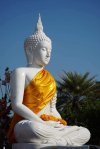 พระพุทธรูปแกะสลักหินขาว