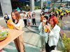 การไหว้ศาลพระภูมิหรือเจ้าที่ การไหว้ศาลพระภูมิหรือเจ้าที่