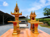 ศาลพระภูมิทรงไทย รุ่น M5 ศาลลพบุรีเล็ก สีเกล็ดทองตัดแดง พร้อมศาลเจ้าที่แฝดกลาง เสาเทวดา