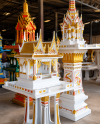 ศาลพระภูมิทรงไทย รุ่น M6 ศาลลพบุรีเล็ก สีขาวทอง พร้อมศาลเจ้าที่แฝดกลาง เสามังกร