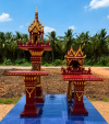 ศาลพระภูมิทรงไทย รุ่น S7 มาลัยสามชั้น สีโอ๊คแดงเข้มลายทอง พร้อมศาลเจ้าที่แฝดเล็ก เสาต้นไม้