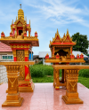 ศาลพระภูมิทรงไทย รุ่น XL1 ศาลลพบุรีกลาง สีเกล็ดทองตัดแดง พร้อมศาลเจ้าที่แฝดใหญ่ เสานางฟ้า
