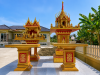 ศาลพระภูมิทรงไทย รุ่น XL3 ศาลพระแก้วสี่ชั้น สีเกล็ดทอง พร้อมศาลแฝดใหญ่ยกพื้น เสาเทวดา