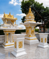 ศาลพระภูมิทรงไทย รุ่น XL5 ศาลพระแก้วสี่ชั้น สีขาวทอง พร้อมศาลทรงไทยใหญ่ม่านยื่นยกพื้นสูง เสาหงส์ใหญ่