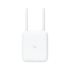 Ubiquiti UniFi U7 Outdoor มุมด้านหน้าพร้อมเสาอากาศภายนอกแบบรอบทิศทางสองต้น