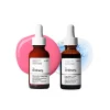 เซรั่ม The Ordinary สองขวด: ขวดซ้ายคือ Soothing & Barrier Support Serum (เซรั่มสีชมพู) และขวดขวาคือ Multi-Peptide + Copper Peptides 1% Serum (เซรั่มสีฟ้า) วางคู่กัน โดยมีฉากหลังเป็นเนื้อเซรั่มของแต่ละสี
