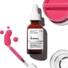 ขวดเซรั่ม The Ordinary Soothing & Barrier Support Serum พร้อมป้ายสีชมพูของเนื้อเซรั่มด้านหลัง