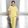 ชุดสครับ คอวีเกย สีเหลือง ผ้าโซล่อน