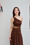 เดรสยาวสีน้ำตาลปาดไหล่ทรงระบายมีสม็อกที่เอว