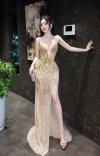 เดรสยาวสีทองสายเดี่ยวผ่าข้างตกแต่งลูกปัดคริสตัลสีทองและมุก