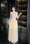 เดรสยาวสีทองเกาะอกทรงระบายตกแต่งดอกไม้และคริสตัล