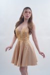เดรสสั้นสีทองเกาะอกตกแต่งกลิตเตอร์และมุกสีทอง