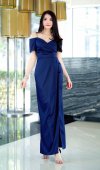 เดรสยาวสีน้ำเงินสายเดี่ยวมีแขนผ่าข้างจับจีบที่เอว