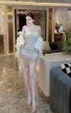 เดรสสั้นสีขาวปาดไหล่ตกแต่งเฟอร์ขนนกและมุกทั้งชุด