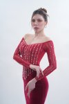 เดรสยาวสีแดงเข้ารูปทรงหางปลาแขนยาวตกแต่งคริสตัลและมุก