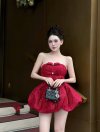 เดรสสั้นสีแดงตกแต่งลูกไม้เกาะอกทรงบอลลูนประดับโบว์และคริสตัล