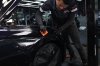 ช่างติดฟิล์มใสบนแก้มหน้ารถ BMW สีดำ