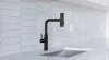 Keran Dapur Tarik Castelli Sanitary yang Mewah dan Bebas Bocor Keran Castelli Luxurious Single Handle Pull Out tipe 1516591 terpasang pada bak cuci piring stainless steel yang bersih dan mengkilap di dapur modern. Tampilan elegan dari Castelli Sanitary.
