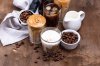 jenis-jenis minuman kopi di atas meja kayu