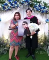 รูปคู่ฉลองรับปริญญาพร้อมของขวัญภาพวาดสีน้ำมัน