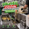พนักงานครัวร้านอาหารกำลังล้างจานเห็นคราบไขมันไหลลงท่อระบายน้ำ