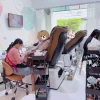 บรรยากาศภายในร้านทำเล็บ First Nail Studio ลูกค้าทำเล็บมือเท้า