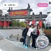 รีวิวทัวร์ฉงชิ่ง จีน 5 วัน 4 คืน จากลูกค้า Bigfootfuntrip ถ่ายภาพกลุ่มกลุ่มเพื่อนยืนกอดกันหน้าซุ้มประตูใหญ่สถานที่ท่องเที่ยว พร้อมตราสัญลักษณ์ยืนยันรีวิว