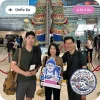 รีวิวทัวร์ปักกิ่ง จีน 6 วัน 5 คืน จากลูกค้า Bigfootfuntrip ถ่ายภาพครอบครัวพร้อมป้ายมาสคอตที่สนามบินก่อนออกเดินทาง พร้อมตราสัญลักษณ์ยืนยันรีวิว