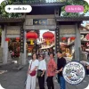 รีวิวทัวร์ฉงชิ่ง จีน 6 วัน 4 คืน จากลูกค้า Bigfootfuntrip ถ่ายภาพกลุ่มหน้าประตูโบราณสถานท่องเที่ยว Ciqikou (ชือชีโข่ว) ประดับโคมแดง พร้อมตราสัญลักษณ์ยืนยันจากทางทัวร์