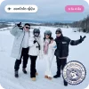 รีวิวทัวร์ฮอกไกโด ญี่ปุ่น 6 วัน 4 คืน จากลูกค้า Bigfootfuntrip ถ่ายภาพกลุ่มสวมชุดกันหนาวและหมวกกันน็อกบนลานหิมะ พร้อมตราสัญลักษณ์ยืนยันรีวิว