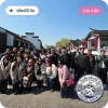 รีวิวทัวร์เซี่ยงไฮ้ จีน 5 วัน 3 คืน จากลูกค้า Bigfootfuntrip ถ่ายภาพหมู่คณะท่องเที่ยวหน้าอาคารทรงโบราณสไตล์จีน พร้อมตราสัญลักษณ์ยืนยันรีวิว