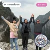 รีวิวทัวร์จางเจียเจี้ย จีน 6 วัน 5 คืน จากลูกค้า Bigfootfuntrip ถ่ายภาพกลุ่มชูมือบนจุดชมวิวทิวเขาธรรมชาติ จางเจียเจี้ย พร้อมตราสัญลักษณ์ยืนยันรีวิว