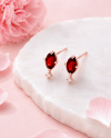 Side by Shine ตุ้มหูหินนำโชค เสริมมิตรภาพ การตัดสินใจ ความสำเร็จและมั่นคง - Garnet & White Topaz Earrings