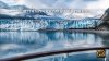 มุมมองจากระเบียงห้องพักบนเรือสำราญ เห็นธารน้ำแข็งสีฟ้าและฟยอร์ดสงบในยามเช้า สำหรับทัวร์เรือสำราญอลาสก้า อารมณ์ดีทัวร์