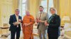 Ambassadeur A invité Phra Srivajirathamwithet Vi. à rencontrer et discuter avec M. Rodriguez.