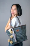 กระเป๋าสะพายสายหนัง ฝ้ายย้อมครามผสานเส้นผักตบชวา Indigo-dyed cotton shoulder bag with leather straps  and water hyacinth fibers.