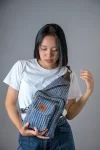 กระเป๋าเป้คาดอก ฝ้ายย้อมครามผสานเส้นผักตบชวา Crossbody backpack made from indigo-dyed cotton combined  with water hyacinth fibers.