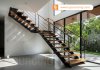 โครงบันไดเหล็กโปร่งในบ้านโมเดิร์นที่มองเห็นสวน